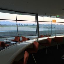 ガラス張りで開放感のあるラウンジ