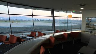 身近に飛行機を眺められるラウンジを独占！！