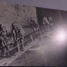 昔の人は、80キロの石を担いで運んでいたんですね。泣