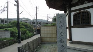 文学聖地の扇ガ谷・狭いＴ字路のすぐ脇