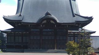 国道沿いにあって結構目立つお寺です