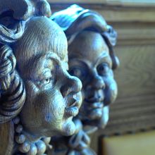 市庁舎内の彫刻も精巧にできています。