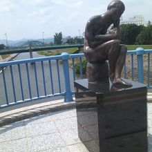 旭橋が望める側にはこんな作品が展示されています