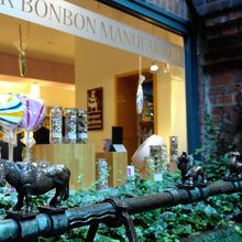 お店の外観はこんな感じ。音楽隊がかわいいー！