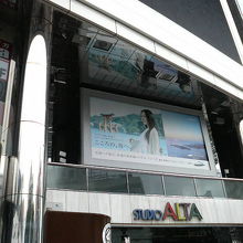 雨でもここで待ち合わせする人がちらほらいました。