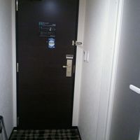 部屋の方から扉を撮ってみました