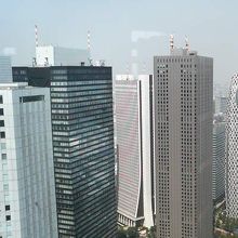 周囲の角張ったビルとは違う曲線美が目立ちます。