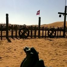 ラクダがいっぱい。ごみ箱もラクダの形。