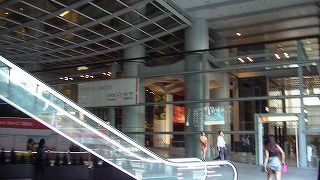 「蟹ビル」の愛称のオフィスビル