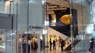 空港内に2階建てのシャネルとロレックスが誕生