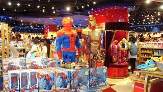 出国審査直後にある