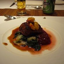 ラウンジのダイニングコーナーで注文したアラカルト料理