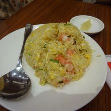 海老炒飯。海老がプリプリです