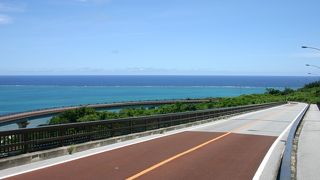青い海と橋とのコラボが絶景