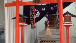 歌舞伎稲荷大明神 と書いた神社が有ります。