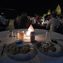 隣接した屋外レストランで優雅なひと時を。
