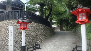 都心にある緑に囲まれた熊野神社は新宿の総鎮守