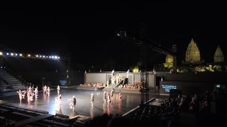 ライトアップされたプランバナンを前に繰り広げられる幻想的なラーマヤナ舞踊♪