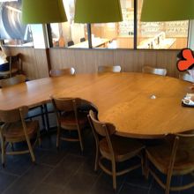 勾玉型のテーブル