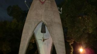 夜の原爆の子の像です。