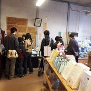 富岡製糸場（とみおかせいしじょう）の東置繭所（ひがしおきまゆじょ）のみやげもの売り場