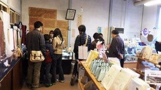 富岡製糸場（とみおかせいしじょう）の東置繭所（ひがしおきまゆじょ）のみやげもの売り場