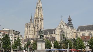 ルーベンスの彫像が目印