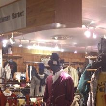 木目調の落ち着いた店です。