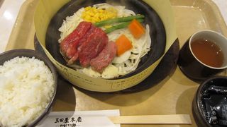 アウトレットモールの中で三田屋のステーキ