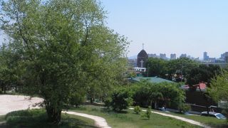 白い旗がはためく