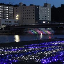 レインボーカラーの噴水も。