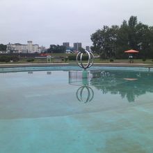 プールのように巨大な円形の噴水の様子