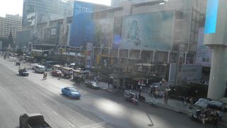 交通量の多い通り