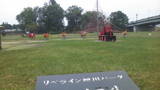 大きな噴水や遊具も楽しめます