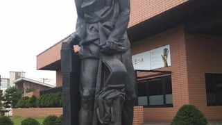 入口の屋外彫刻にも注目です