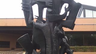 ユニークに絡み合った人間の姿が示唆的な作品です