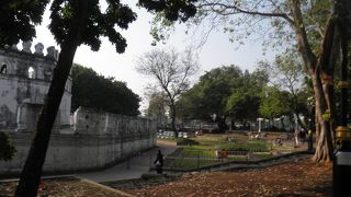 プラスメン砦がある