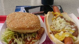 ロスでは有名なホットドッグ屋