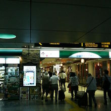 乗換えで通っていく人も多いです。