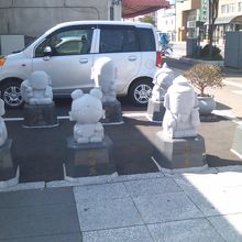 北側入口には石造七福神さんが並びます