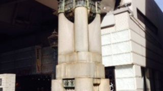 旧京橋の親柱が保存されている