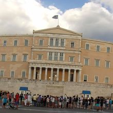 議事堂全体と、衛兵を見学する観光客たち