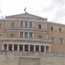 交代時以外は、衛兵さんの横に立って記念写真が撮れるようです。