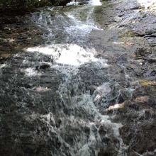 渓谷沿いに数か所の滝があります。