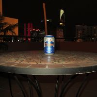 夜景を見ながらバルコニーでビール