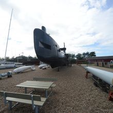 左デンマーク王室ヨット　手前魚雷等