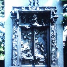 門の中にありました