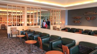 飛行機が見える開放感溢れるラウンジ