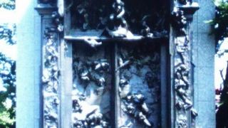 門を入るとたくさんの作品