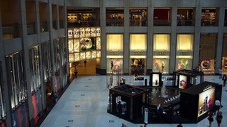 ブランド店とカフェがバランスよく入店